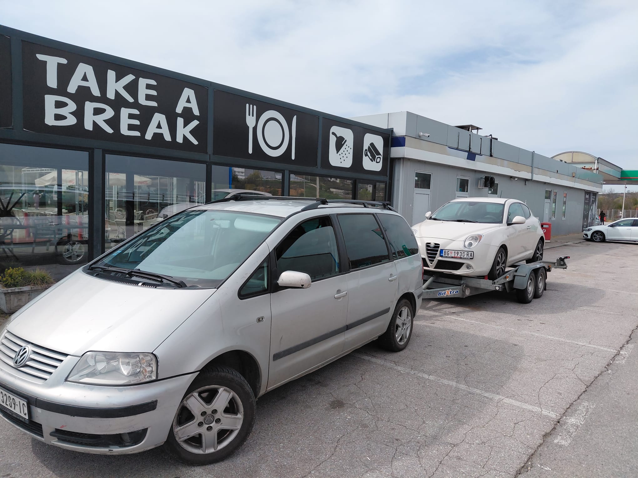 VW Sharan sa kipujućom prikolicom nosivosti 2 tone